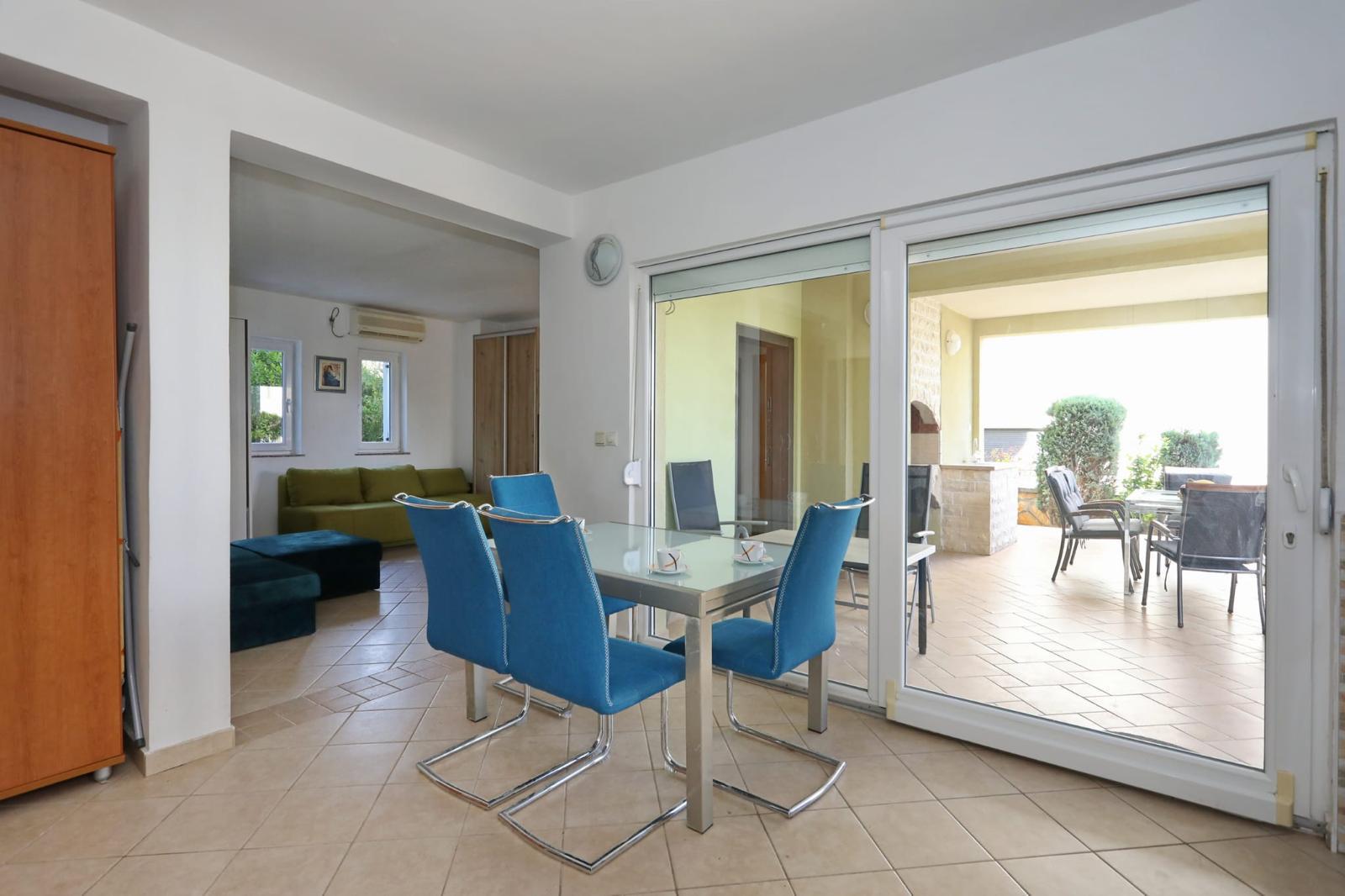 Apartman Mare — blagovaonica s velikim kliznim vratima prema natkrivenoj terasi