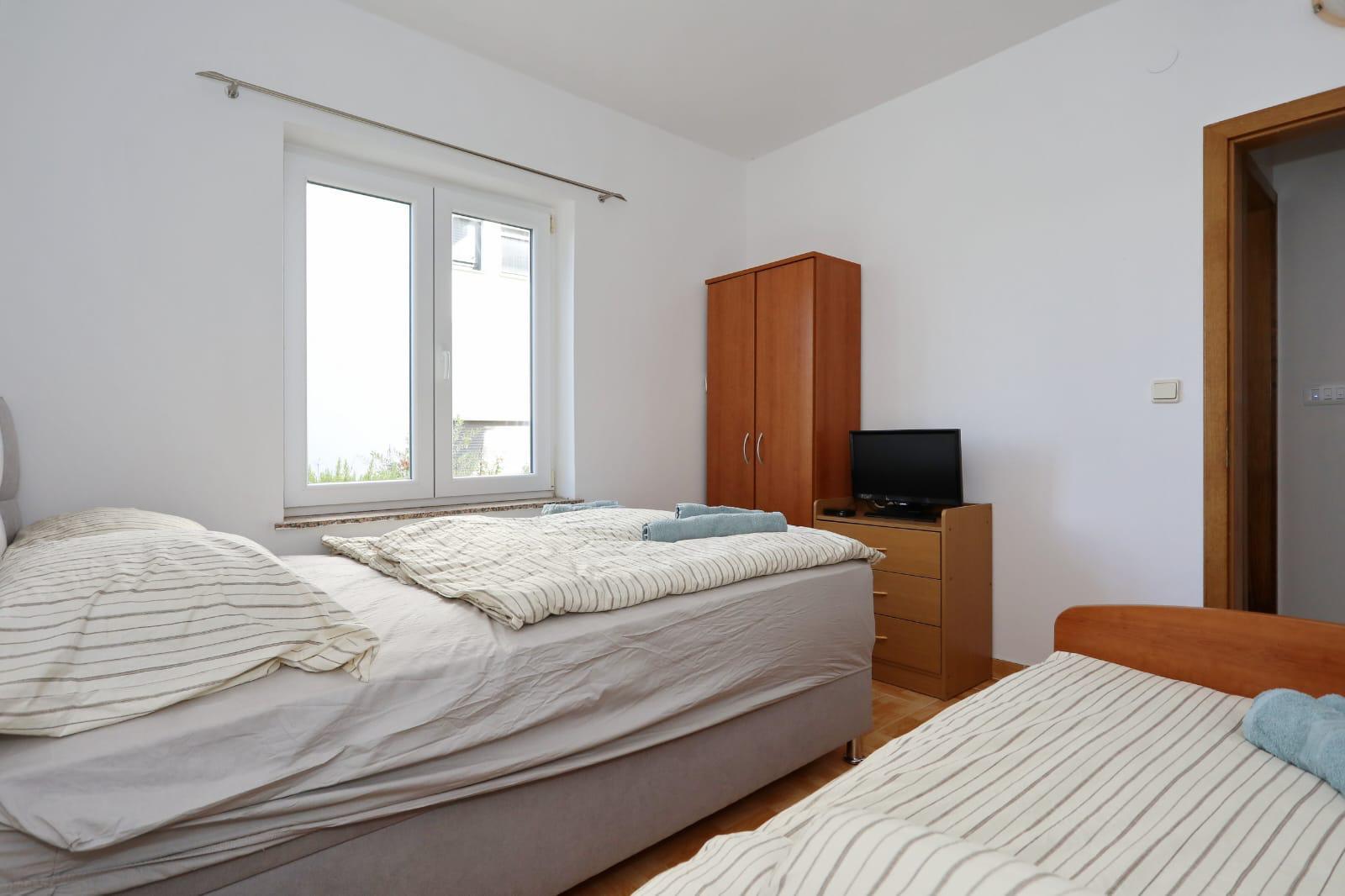 Apartman Mare — spavaonica s bračnim i pomoćnim ležajem, TV-om i ormarom