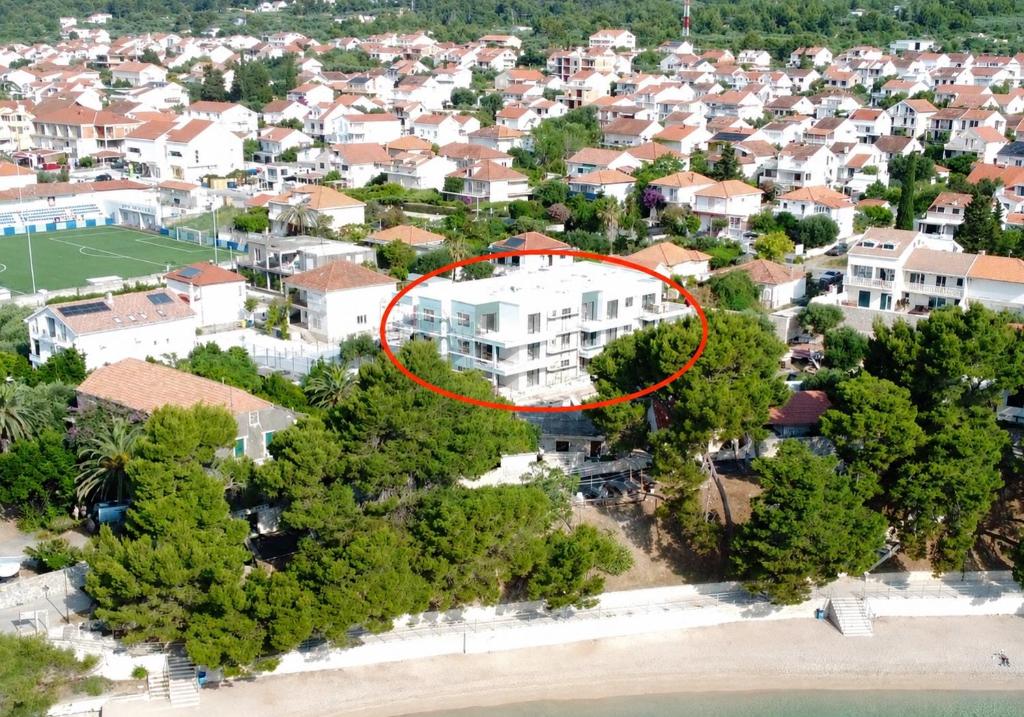 Zračni pogled na objekt uz plažu u Orebiću